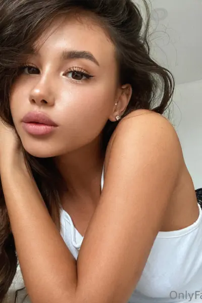 Enigmatic  Slim Aliya Kiss Leaked Pics