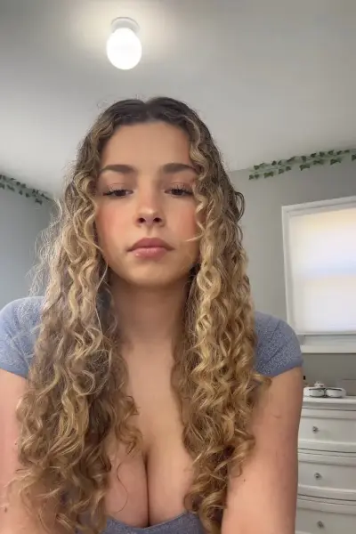 Assertive Kira Pregiato Ass