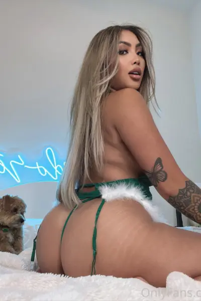 Brunette Influencer Marie Madore Leaks Hottest Babe
